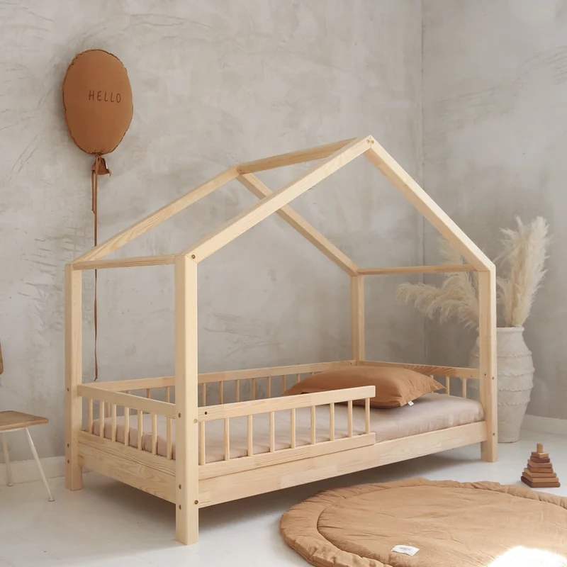 Lit cabane en bois avec tiroir, toit pointu • Maja