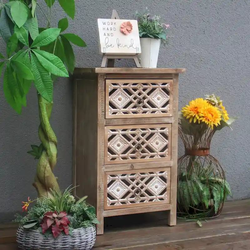 Table d'appoint vintage en bois sculpté à 3 tiroirs avec poignées en laiton