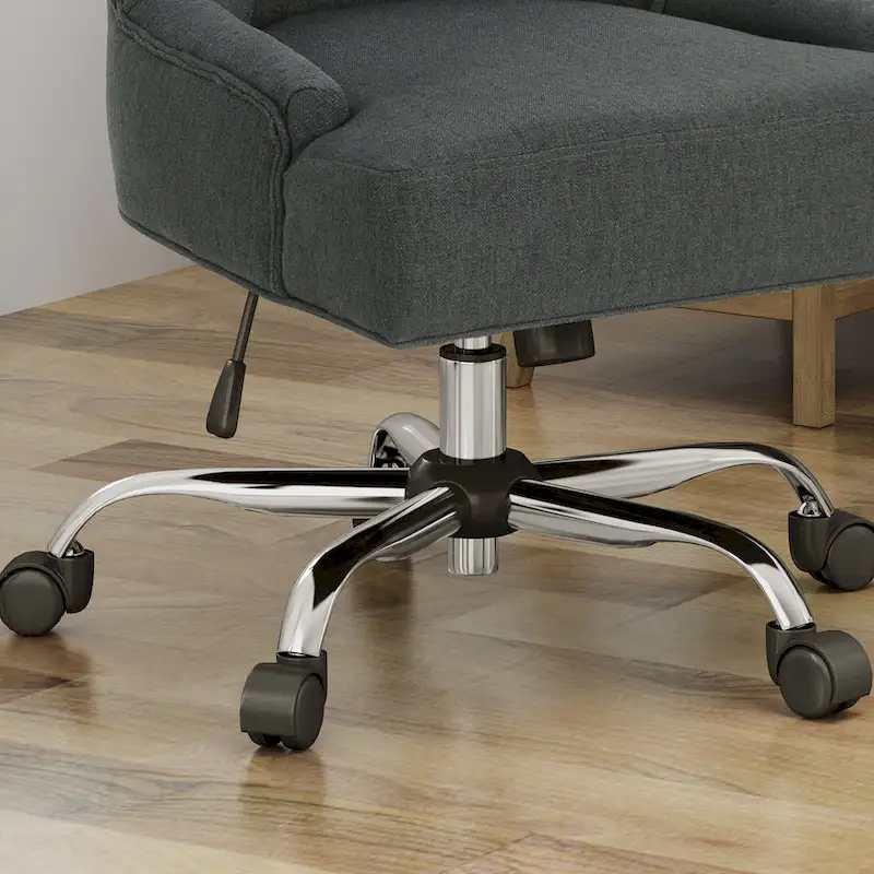 Fauteuil de bureau pivotant capitonné avec vérin à gaz et piètement chromé à roulettes