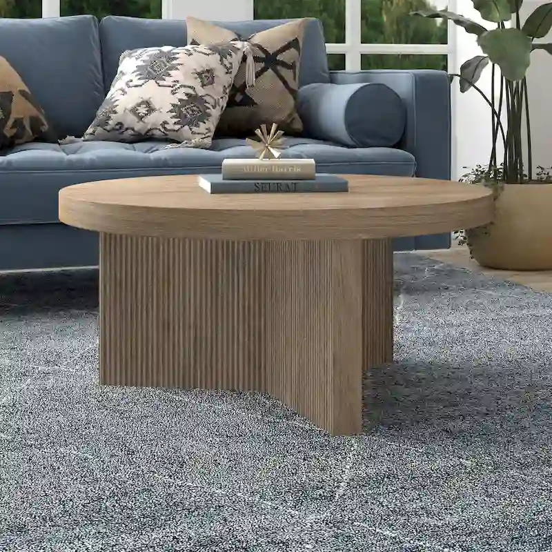 Table basse ronde scandinave de 81 cm avec base cannelée et finition aspect bois