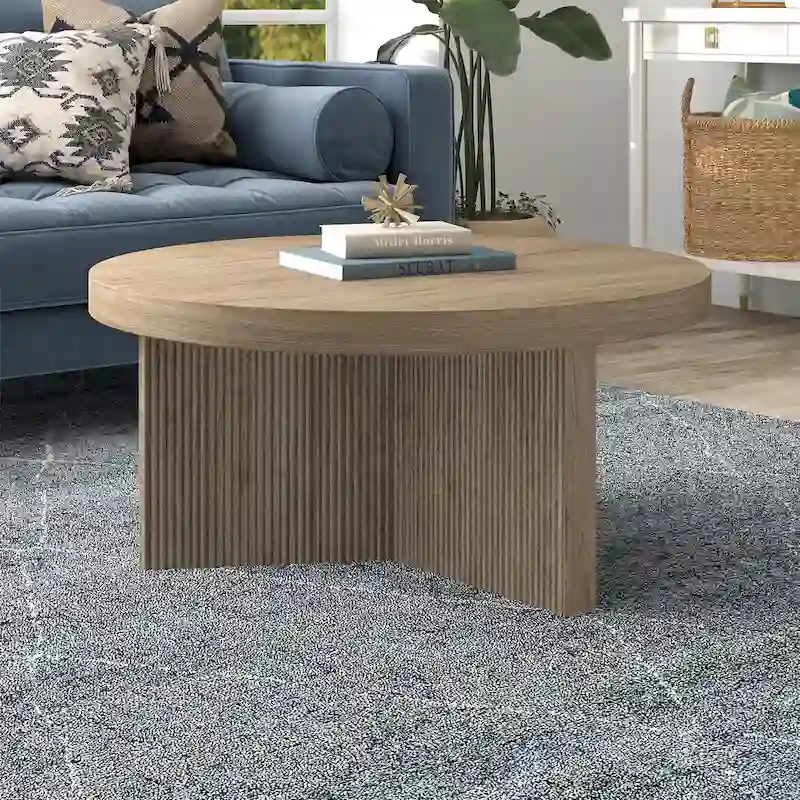 Table basse ronde scandinave de 81 cm avec base cannelée et finition aspect bois