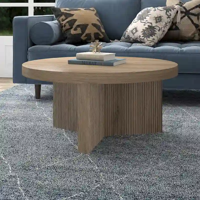 Table basse ronde scandinave de 81 cm avec base cannelée et finition aspect bois