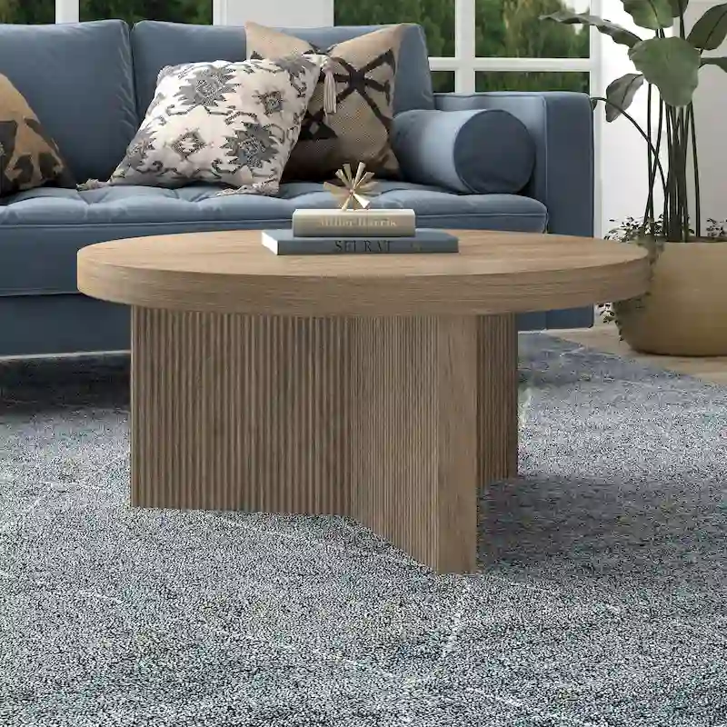 Table basse ronde scandinave de 81 cm avec base cannelée et finition aspect bois