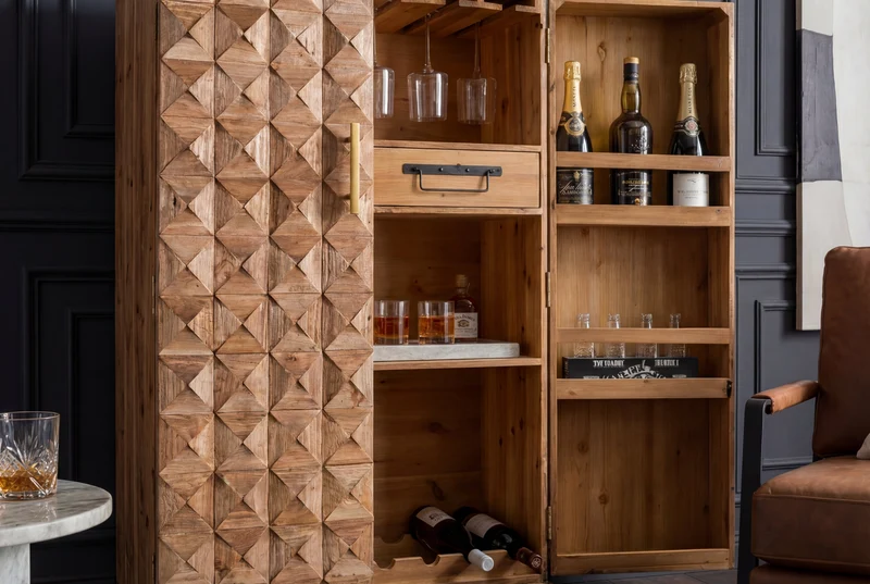 Meuble bar design BODEGA 120cm en bois de pin naturel avec façade 3D et étagère à bouteilles