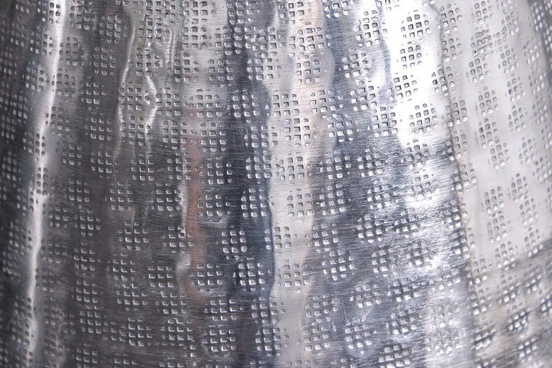 Vase élégant ORIENT 50cm argent au design marteau à grille