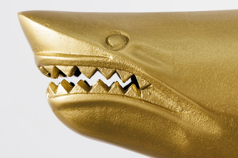Sculpture maritime HAI 68cm doré fait main en métal design requin