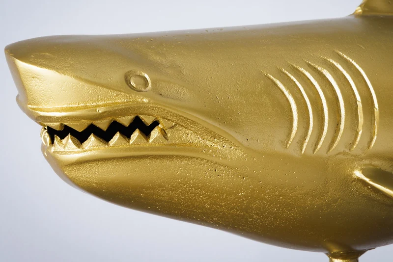 Sculpture maritime HAI 103cm doré fait main en métal design requin