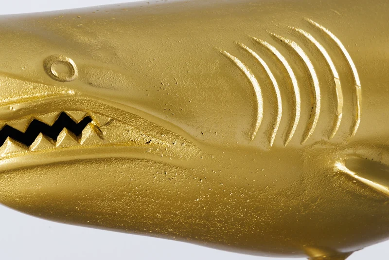 Sculpture maritime HAI 103cm doré fait main en métal design requin