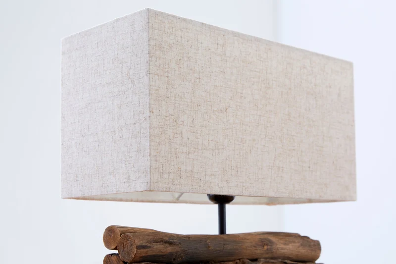 Lampe de table faite main PERIFERE 40 cm abat-jour en lin bois flotté beige