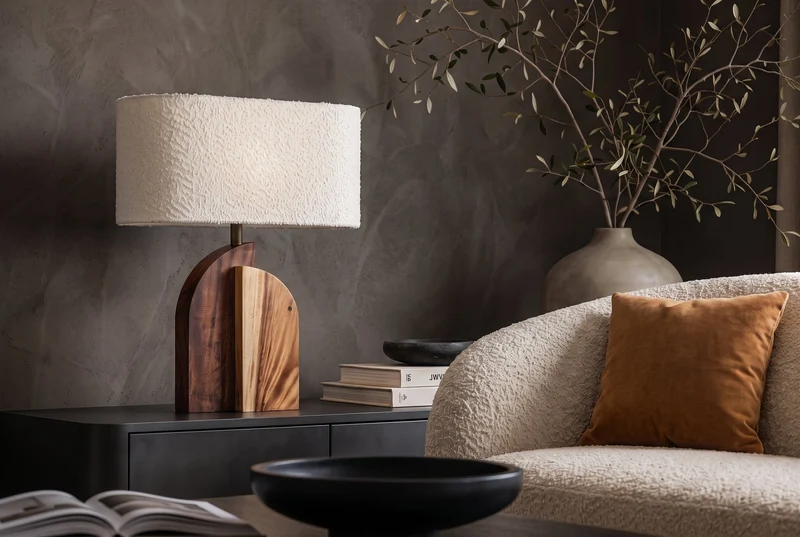 Lampe de table solide LOVERS 60cm bois d’arbre de pluie naturel abat-jour en tissu blanc