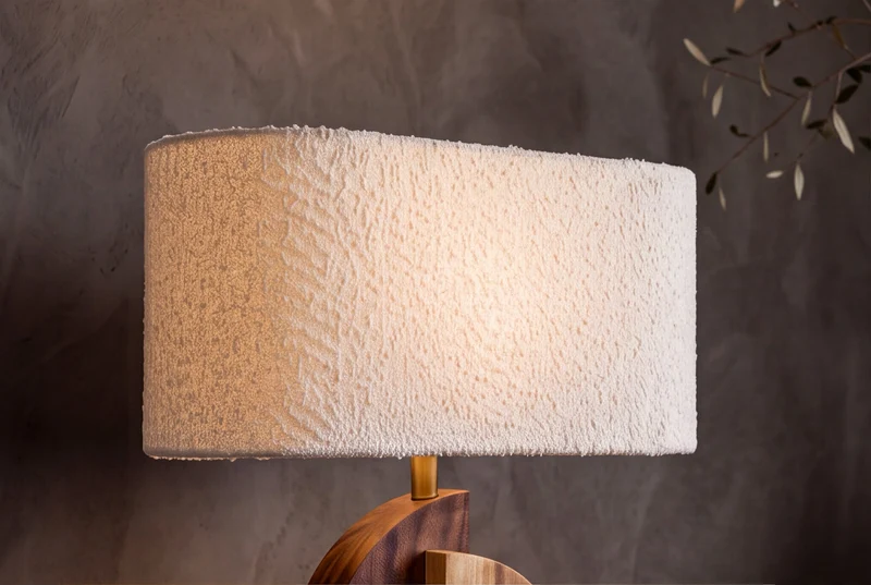 Lampe de table solide LOVERS 60cm bois d’arbre de pluie naturel abat-jour en tissu blanc