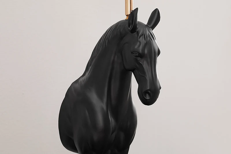 Lampe de table extravagante BLACK BEAUTY 75cm noir or sculpture de cheval