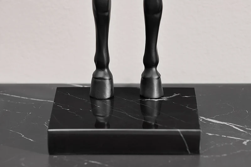 Lampe de table extravagante BLACK BEAUTY 75cm noir or sculpture de cheval