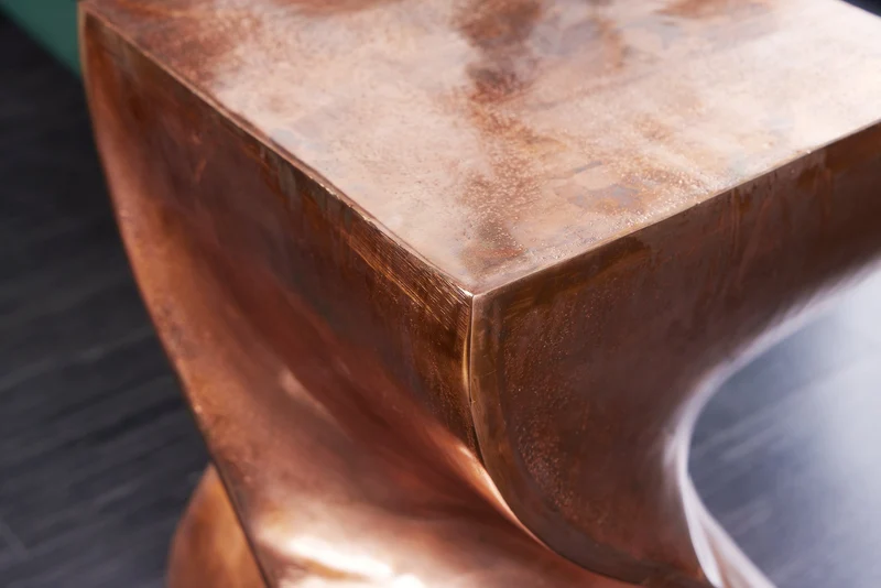 Table d'appoint sculpturale TWIST 45cm table de chevet artisanale en métal flammé cuivré