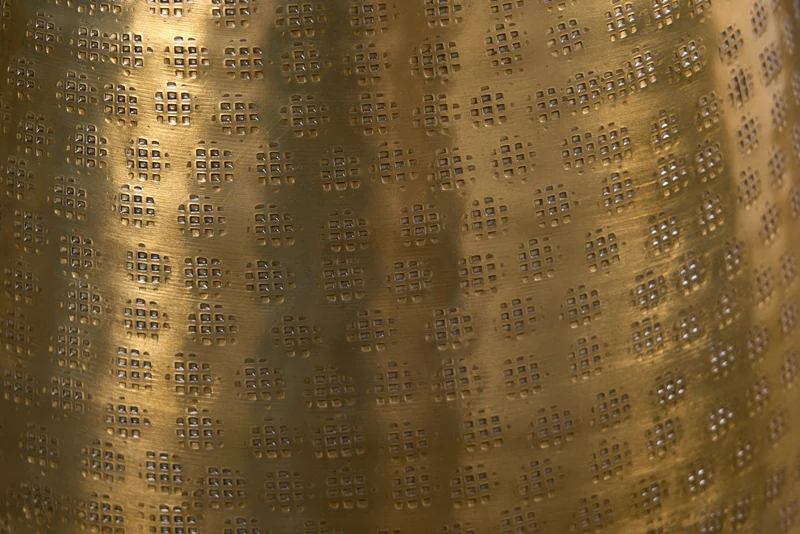 Vase élégant ORIENT 50cm doré au design marteau à grille