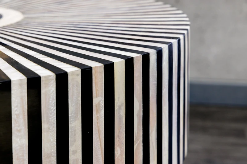 Table basse incrustée d’os HARMONY NATURE 60cm ronde noir blanc or incrusté artisanat