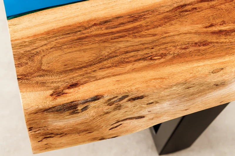 Table basse solide LIQUID 110cm marron bois d’acacia bord d’arbre noir fer bleu