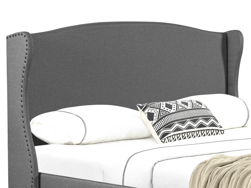 Lit capitonné Christelle en tissu gris avec tête de lit cloutée – Sommier à lattes inclus