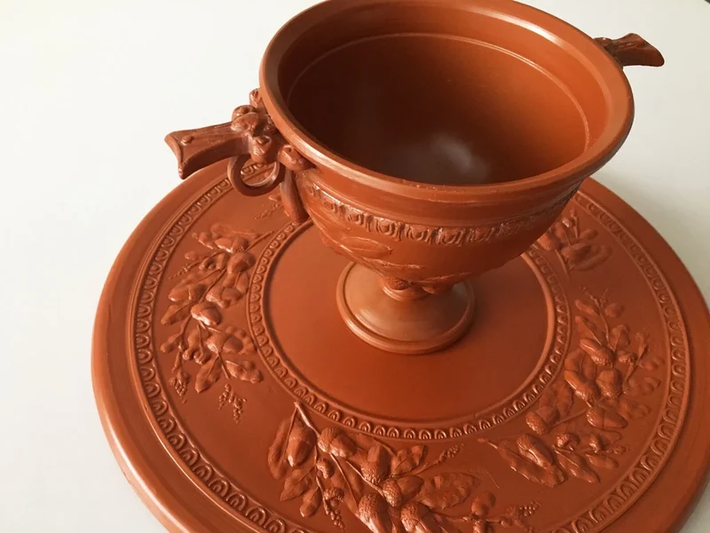 Assiette romaine ancienne avec relief des glands - céramique sigillée