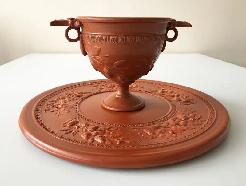 Assiette romaine ancienne avec relief des glands - céramique sigillée