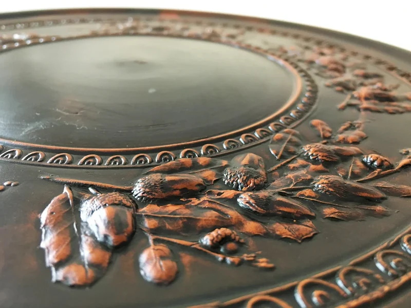 Assiette romaine avec relief des glands - céramique sigillée
