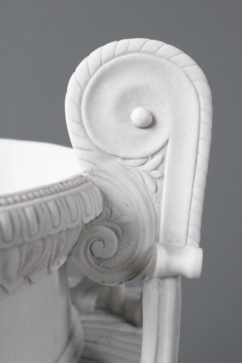 Vase Townley sur un Grand Piédestal - sculpture en marbre