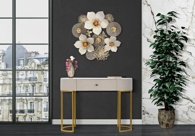 Table console crème avec pieds en métal doré (plateau en marbre)