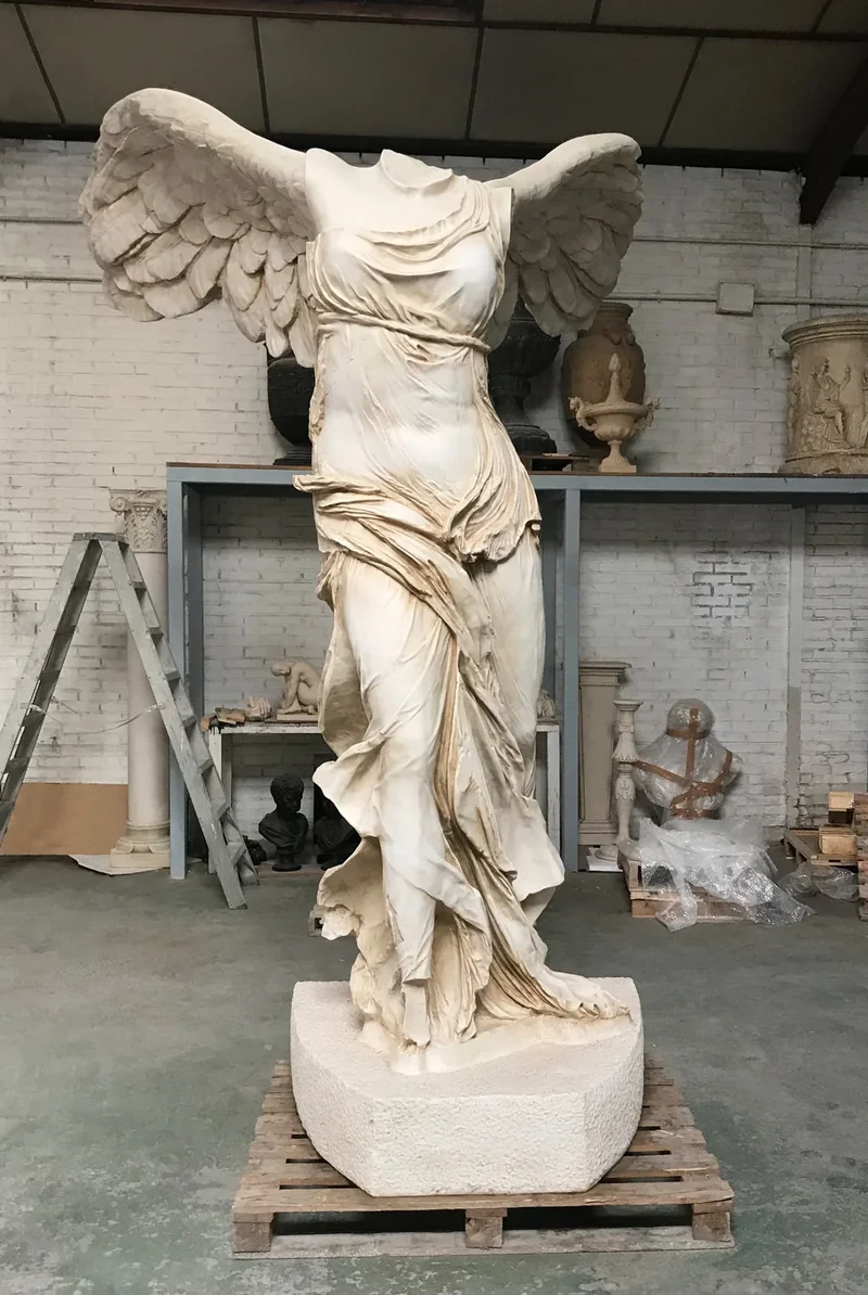 Statue Victoire de Samothrace (musée du Louvre) - grande sculpture en marbre blanc
