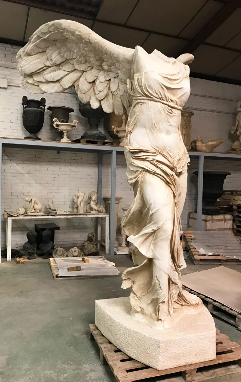 Statue Victoire de Samothrace (musée du Louvre) - grande sculpture en marbre blanc