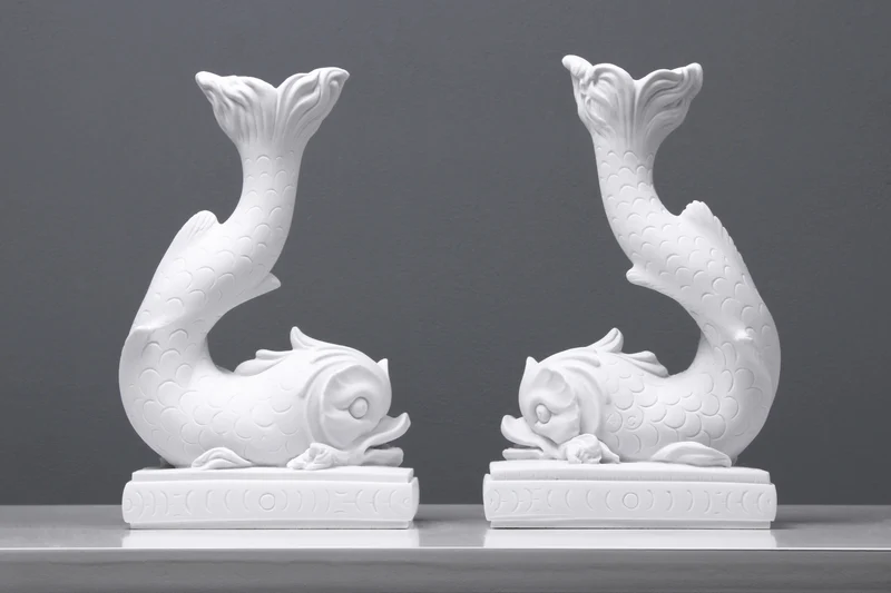 Bougeoir de dauphin classique en paire - sculpture en marbre