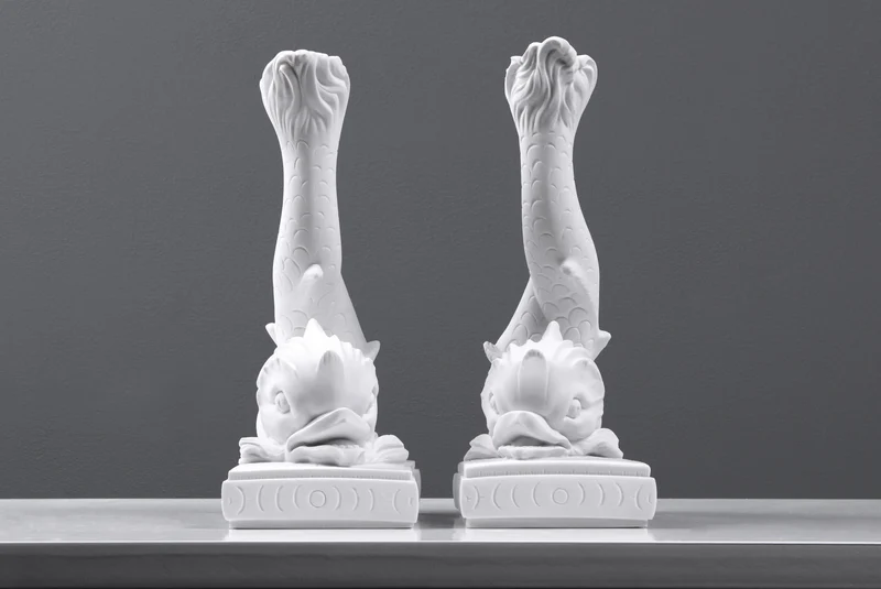 Bougeoir de dauphin classique en paire - sculpture en marbre