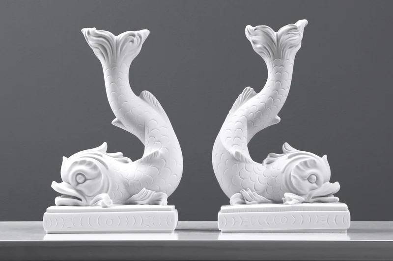 Bougeoir de dauphin classique en paire - sculpture en marbre