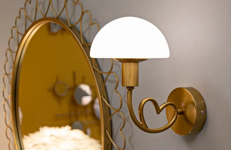 Applique murale dorée et blanche avec abat-jour en forme de dôme – Lovy Contemporary