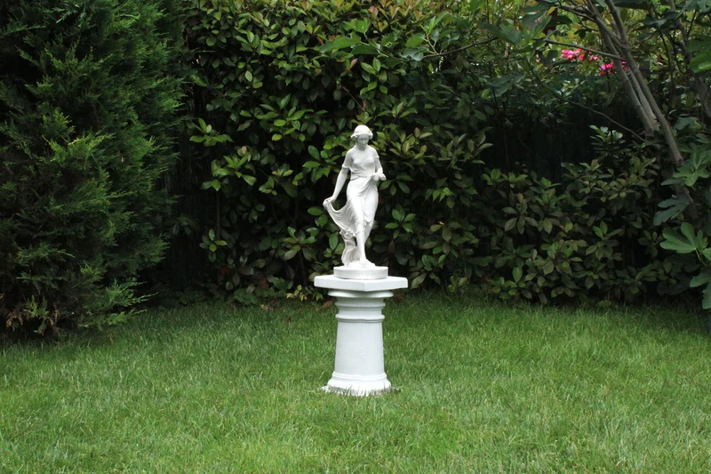 Colonne dorique (Piédestal de jardin)