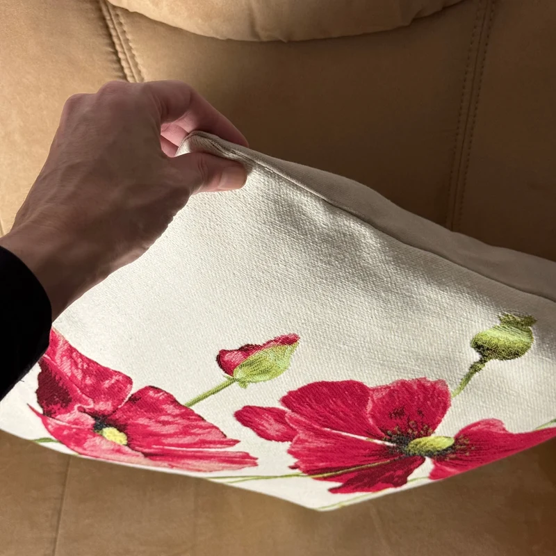 Coussin Blanc – Coquelicots Rouges en Fleur (Tissage Jacquard)
