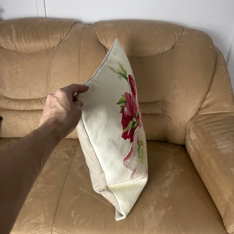 Coussin Blanc – Rose de Noël aux Fleurs Rouges (Tissage Jacquard)