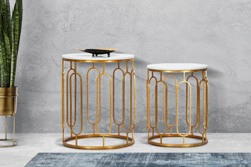 Ensemble de 2 tables d’appoint rondes en métal doré avec plateau en marbre