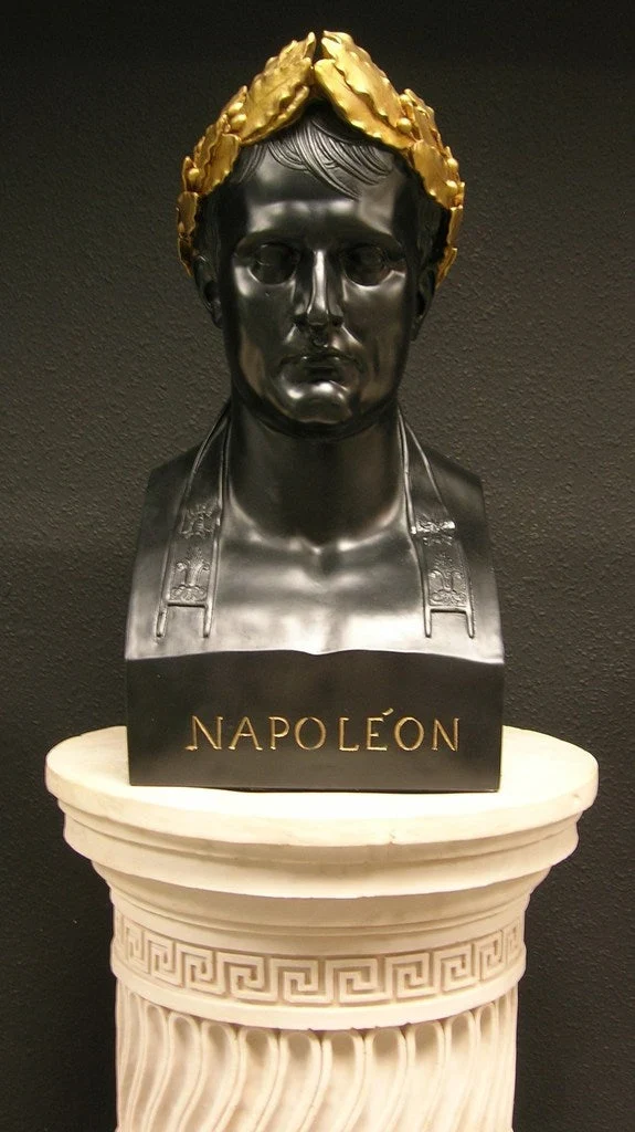Buste Napoléon comme César (noir et doré) - sculpture en marbre