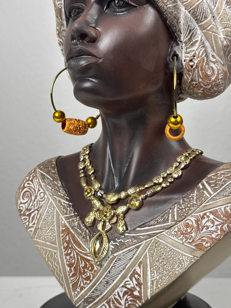 Buste de Femme Africaine (Blanc et Or)