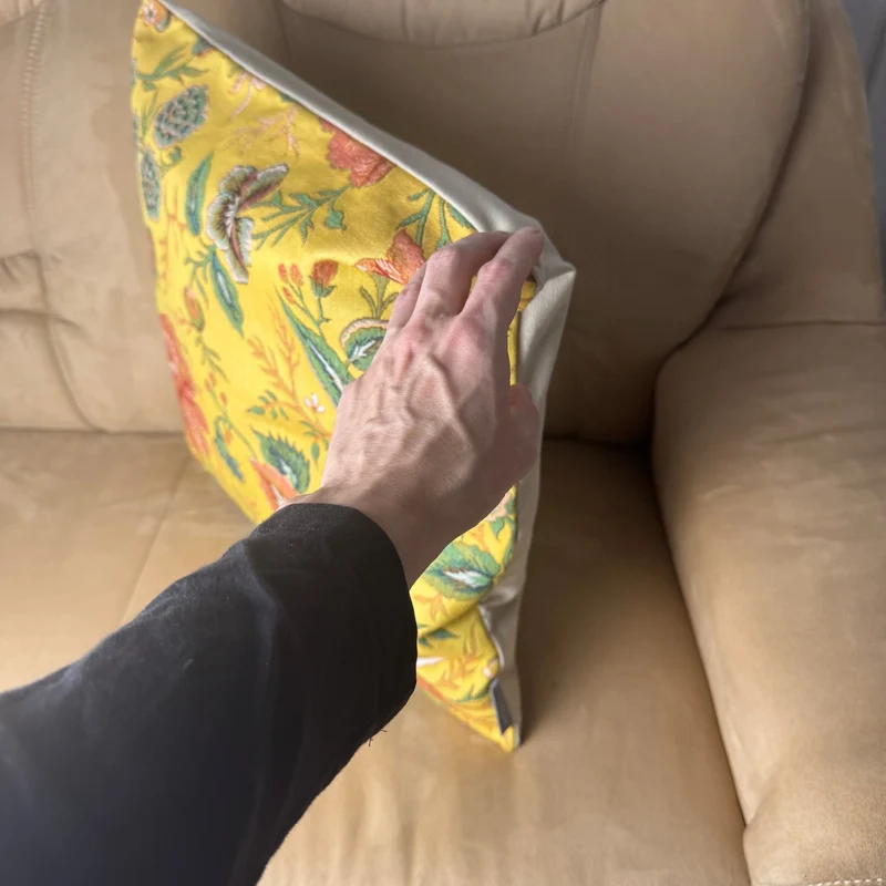 Coussin Jaune – Motif de Pivoines, Inspiration Toile de Jouy (Tissage Jacquard)