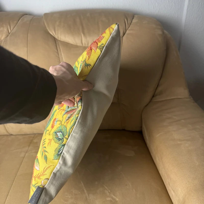 Coussin Jaune – Motif de Pivoines, Inspiration Toile de Jouy (Tissage Jacquard)