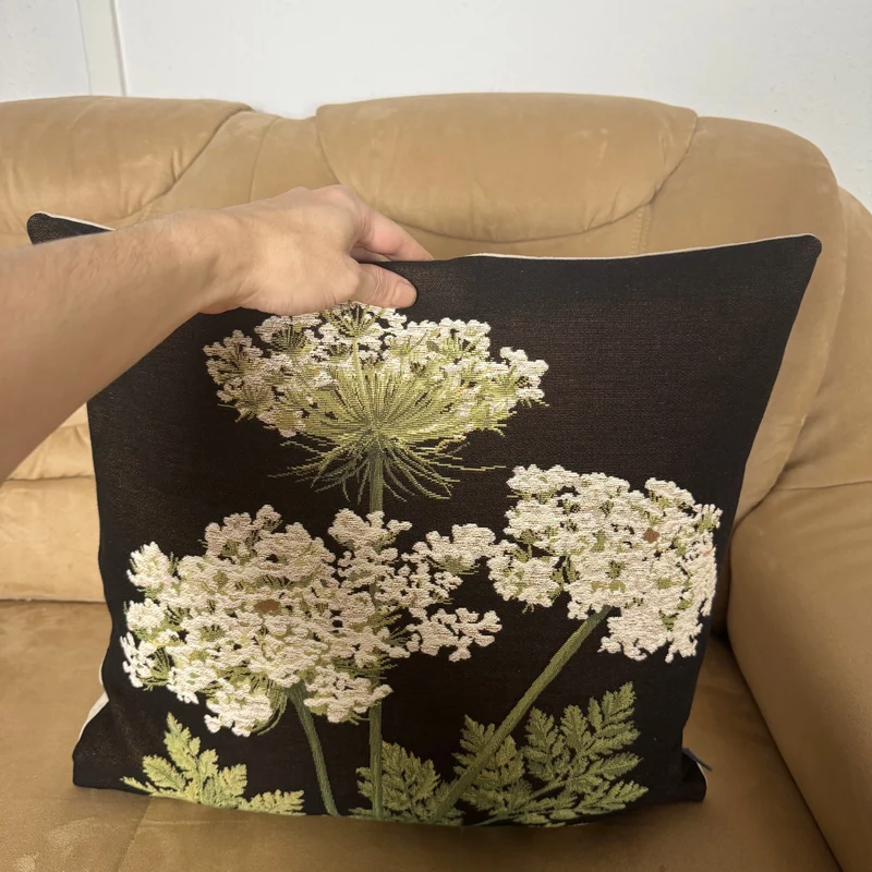 Coussin Noir – Ombelles Florales Décoratives (Tissage Jacquard)