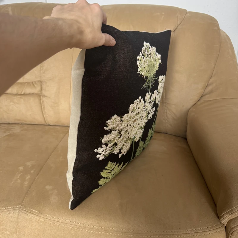 Coussin Noir – Ombelles Florales Décoratives (Tissage Jacquard)