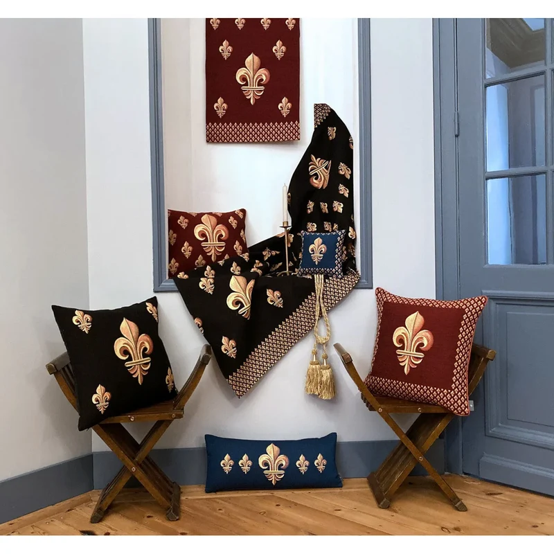 Coussin Rouge – Cinq Fleurs de Lys Dorées (Tissage Jacquard)