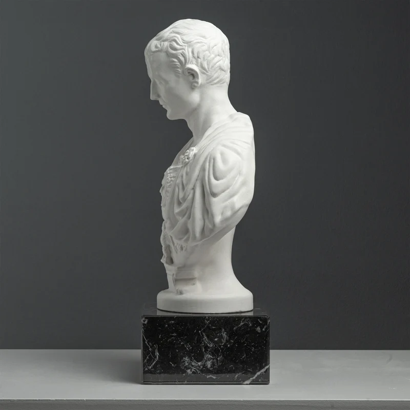 Buste de Jules César avec cuirasse – d’après Andrea Ferrucci (sur socle en marbre noir)