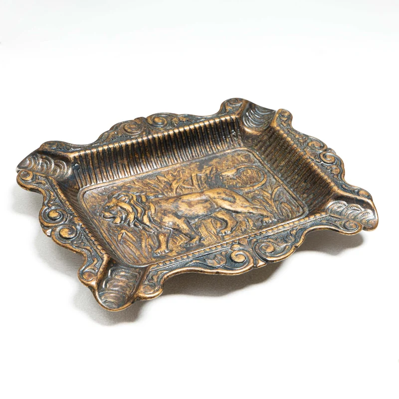 Cendrier à cigare motif lion (laiton patiné)