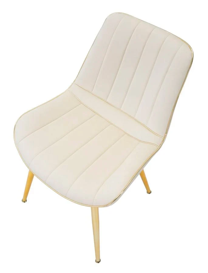 Chaise rembourrée crème avec pieds métalliques dorés