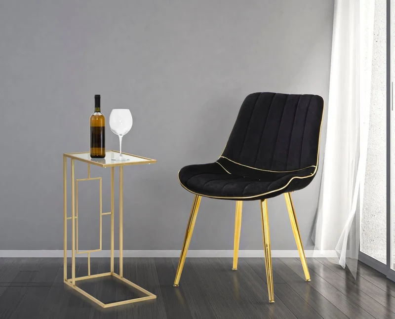Chaise rembourrée noire avec pieds en métal doré