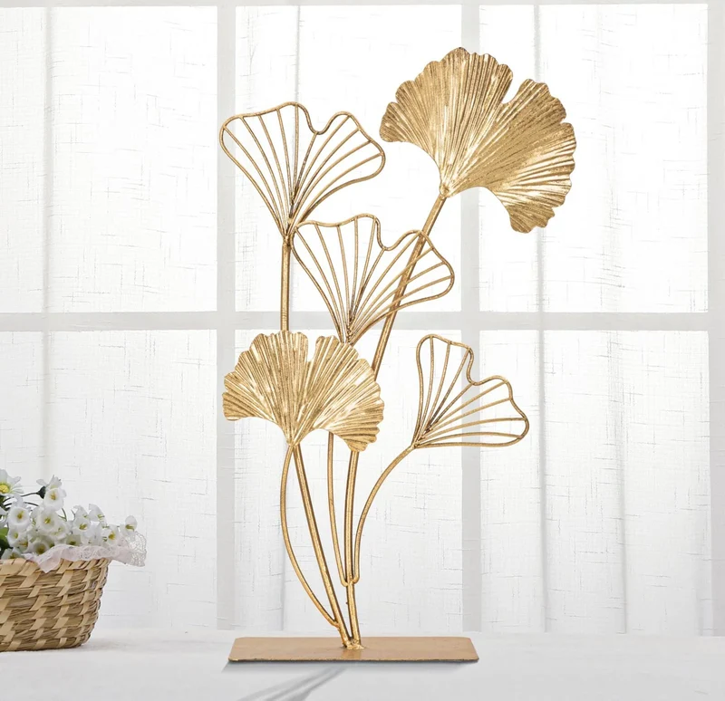 Sculpture décorative de fleurs et feuilles dorées