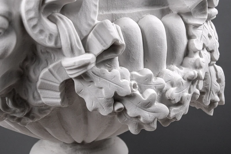 Pot de fleur avec bélier - grande sculpture en marbre blanc
